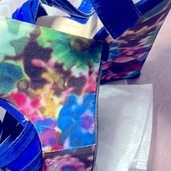 Royal blue wedges with beautiful detail on the shoe I have war them one time💋 - Picture 6 of 6